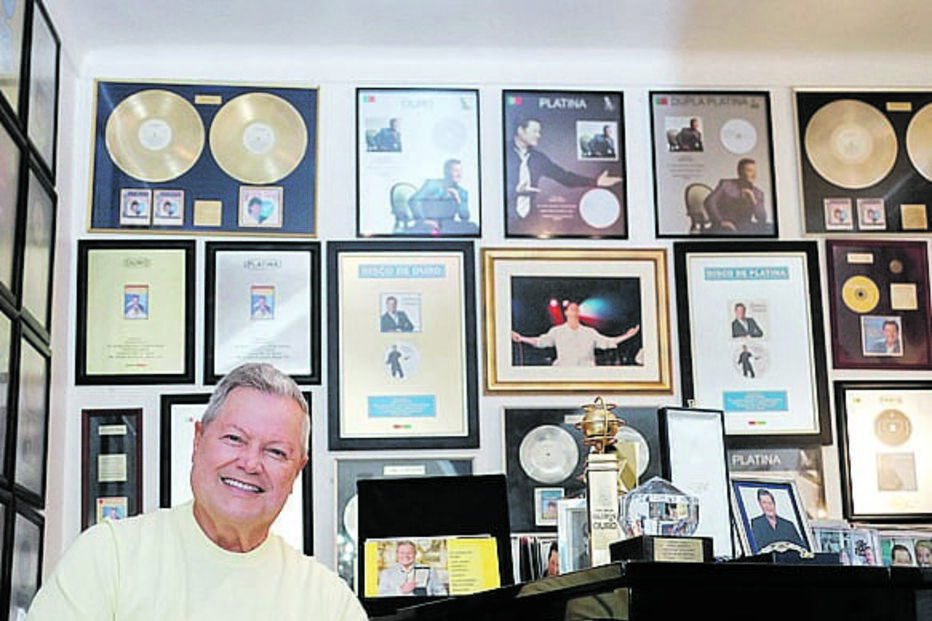 História. Numa sala da sua casa em Sintra, Marco Paulo juntou todos os seus prémios e distinções