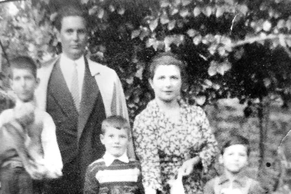 Mourão. João Simão da Silva (ao centro) com os pais (Maria Isabel Caeiro e João Marques e Silva) e os irmãos Ernesto (à esq.) e Alfredo (à dir.)