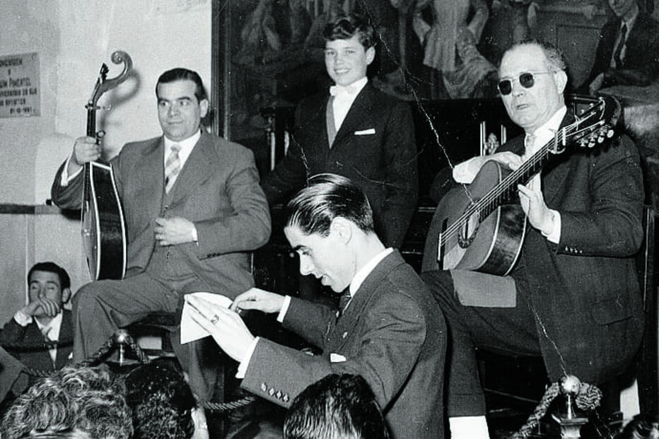 Café Luso. Aos 14 anos, ainda com o nome de João Simão, atuou no célebre café Luso, em Lisboa, onde costumava  cantar Amália Rodrigues