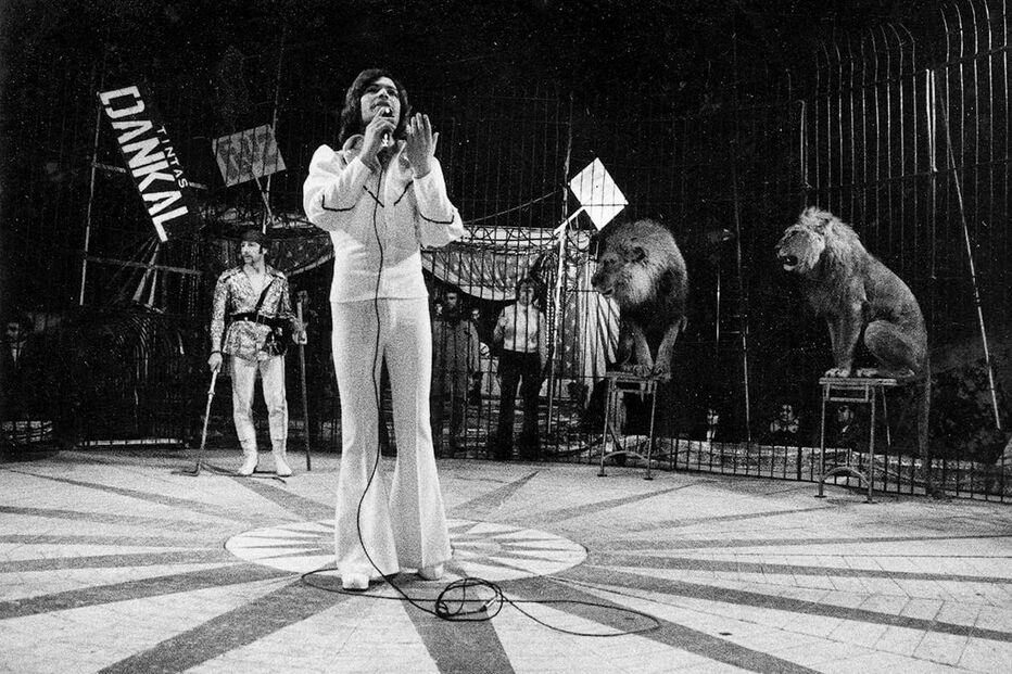 Revolução. Com o 25 de Abril, a música romântica entrou em crise. Marco teve de cantar em discotecas e em circos, inclusive nas jaulas dos leões. 