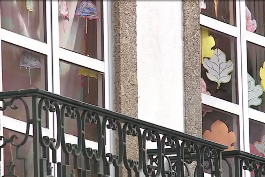 Menino de três anos fica 20 minutos sozinho fora da creche. Criança terá saído pelo portão traseiro da instituição