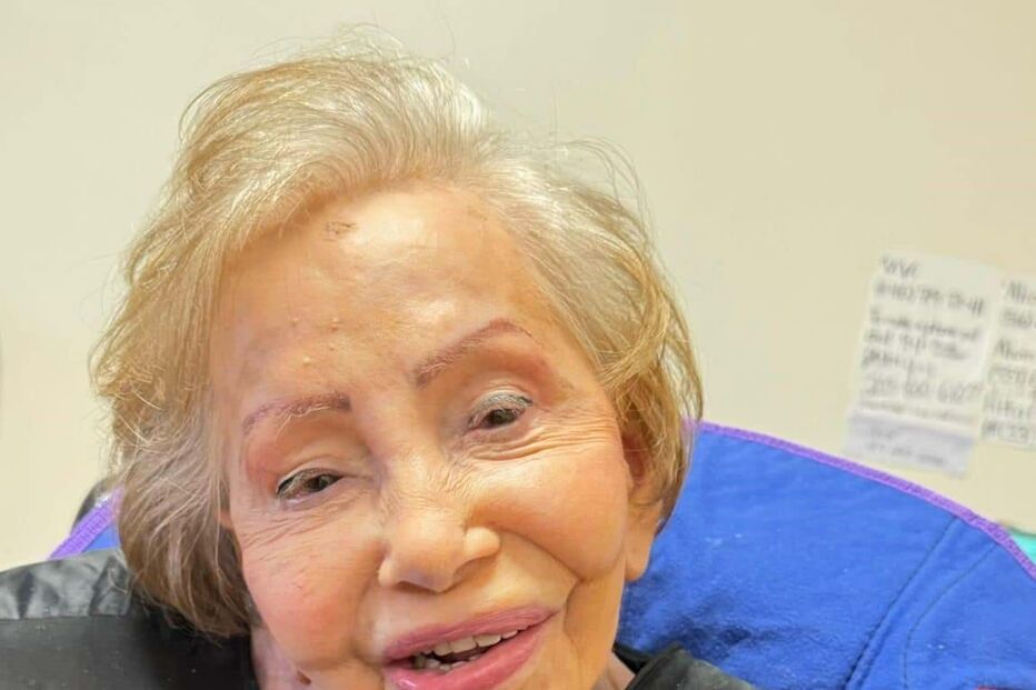 Abel dias mostra foto de Betty Grafstein