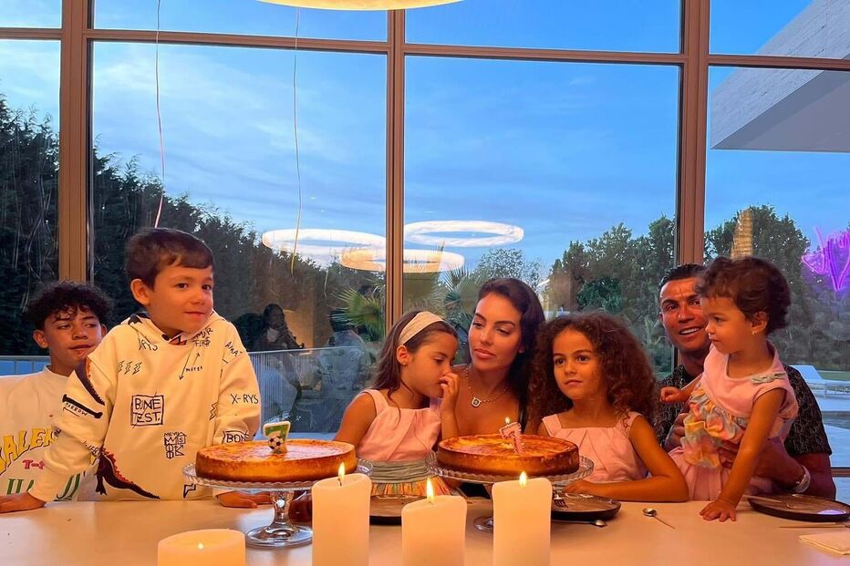 Cristiano Ronaldo, Georgina Rodríguez e os cinco filhos