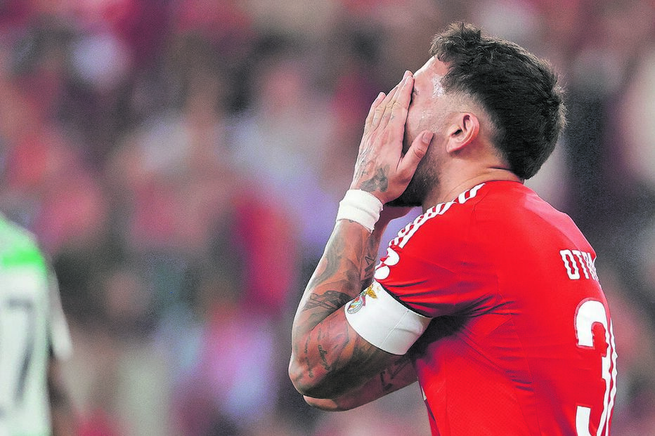 Central de 36 anos não escondeu a frustração durante o último jogo, a derrota com o Feyenoord