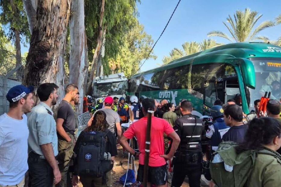 Dezenas de feridos em incidente com camião em paragem de autocarro perto de base militar em Telavive