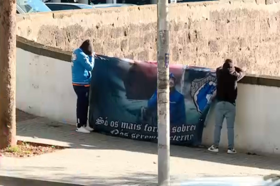 Adeptos colocam tarja de apoio a Madureira à porta do tribunal