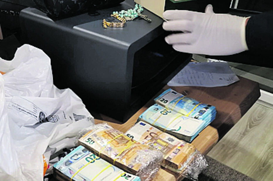 Dinheiro apreendido à rede de tráfico de droga	