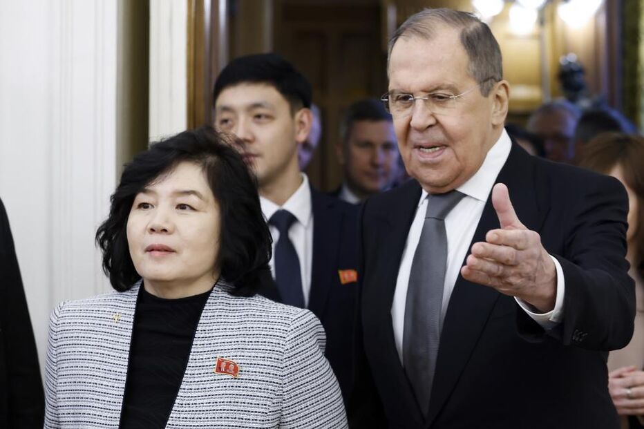 Choe Son Hui, ministra dos Negócios Estrangeiros da Coreia do Norte, com o homólogo russo, Sergey Lavrov