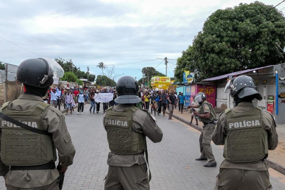 Polícia dispersa com gás lacrimogéneo manifestantes pró-Venâncio Mondlane em Maputo 