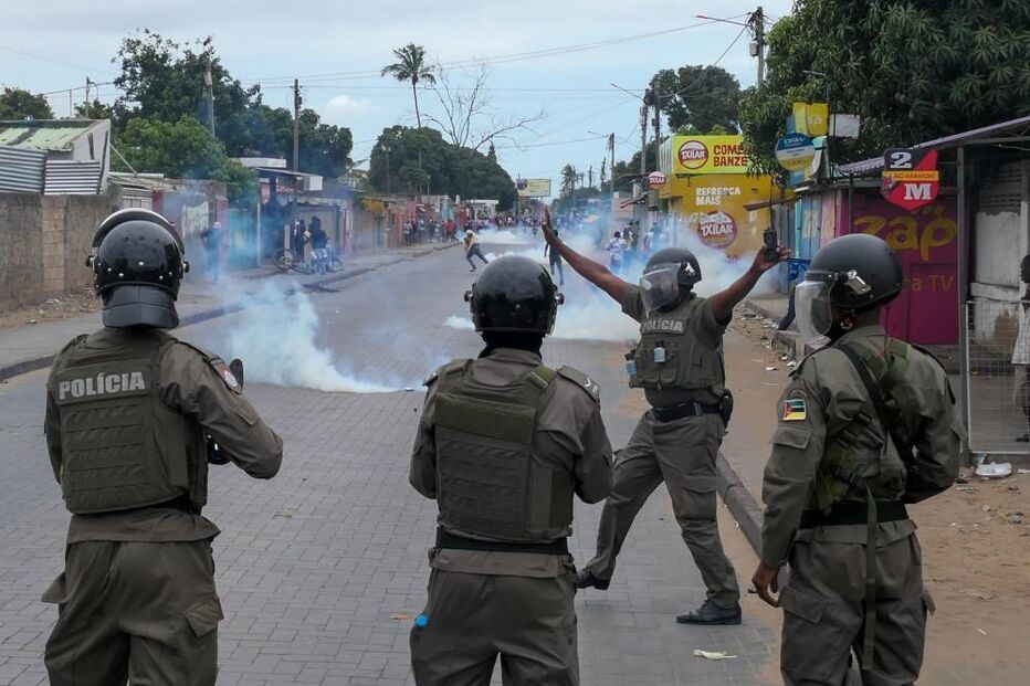 Polícia dispersa com gás lacrimogéneo manifestantes pró-Venâncio Mondlane em Maputo 