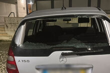 Jovens danificam carros e porta de prédio na Amadora