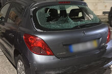 Jovens danificam carros e porta de prédio em Moinhos da Funcheira, na Amadora