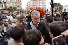 Reis de Espanha foram recebidos em Paiporta, Valência, com lama e insultos