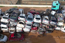 Cemitério de carros atingidos pelas cheias em Paiporta, em Espanha .png