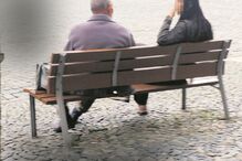 Momento em que Costa contacta uma jovem na Praça do Giraldo