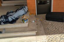 Lixo junto ao novo centro da AIMA em Lisboa