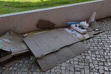 Lixo junto ao novo centro da AIMA em Lisboa