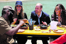 William  muito bem acompanhado na Cidade do Cabo