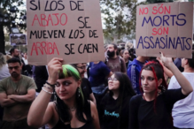 Multidão protesta contra a resposta de emergência e a gestão das inundações mortais no leste de Espanha e pede demissão do líder regional de Valência, Carlos Mazon