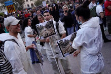 Multidão protesta contra a resposta de emergência e a gestão das inundações mortais no leste de Espanha e pede demissão do líder regional de Valência, Carlos Mazon