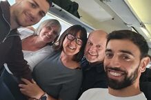 Bruno Fernandes e Digo Dalot com passageiros do avião 