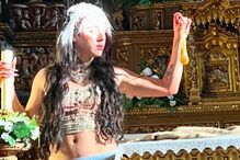 Ex-concorrente do Big Brother partilha fotos de top e minissaia em altar de igreja