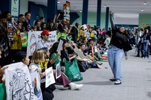 Ativistas manifestam-se em silêncio em Baku pela tomada de decisões na COP29