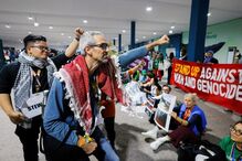 Ativistas manifestam-se em silêncio em Baku pela tomada de decisões na COP29