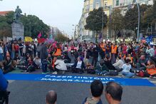 Centenas de pessoas bloqueiam Praça do Chile em Lisboa