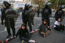 Centenas de pessoas bloqueiam Praça do Chile em Lisboa