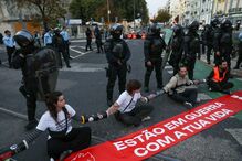 Centenas de pessoas bloqueiam Praça do Chile em Lisboa