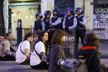 Centenas de pessoas bloqueiam Praça do Chile em Lisboa