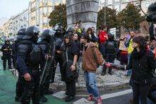 Centenas de pessoas bloqueiam Praça do Chile em Lisboa