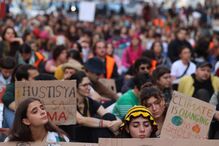 Centenas de pessoas bloqueiam Praça do Chile em Lisboa