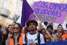 Centenas de pessoas bloqueiam Praça do Chile em Lisboa