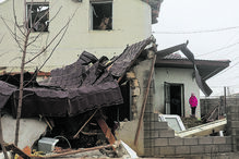 Uma casa atingida por um míssil na região de Odessa