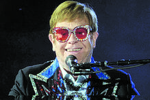 Elton John tem 77 anos 