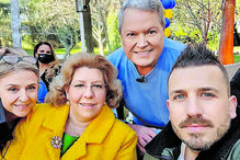 Marco Paulo com fãs e amigas e o bombeiro de Braga 