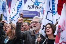 Milhares de trabalhadores em frente à Assembleia da República para exigir 