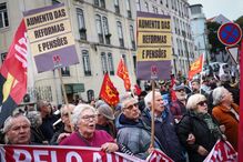 Milhares de trabalhadores em frente à Assembleia da República para exigir 
