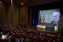 Ramalho Eanes aplaudido de pé na apresentação do livro da autoria de Fátima Campos Ferreira que o homenageia
