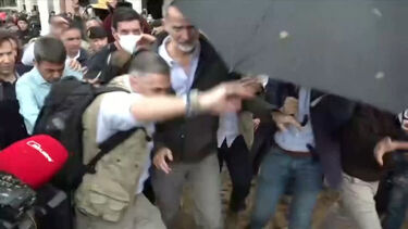  "Assassino": Populares insultam rei de Espanha e atiram-lhe lama