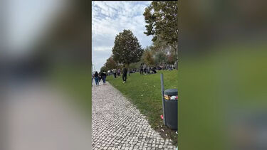 Milhares de pessoas aglomeradas junto ao novo centro da AIMA em Lisboa