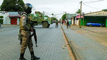 Atropelamento de jovem manifestante por carro blindado da polícia gera caos em Maputo