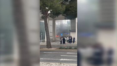 Carro arde no Parque das Nações em Lisboa