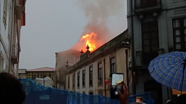 Iniciadas buscas por desaparecidos em incêndio que destruiu pensão no Porto