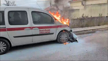Ambulância de transporte de doentes acamados arde em Loures