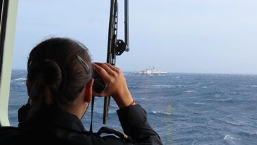 Navio da Armada faz disparo sem querer de canhão e danifica barco nos Açores