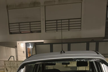 Jovens danificam carros e porta de prédio em Moinhos da Funcheira, na Amadora