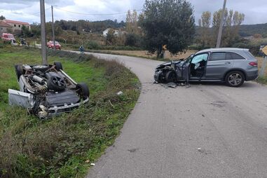 Cinco feridos em colisão entre dois carros em Arouca